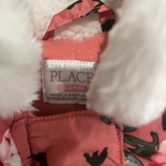 Floral Snowsuit
Children’s Place
Size 3-6 months - Picture 3 of 3